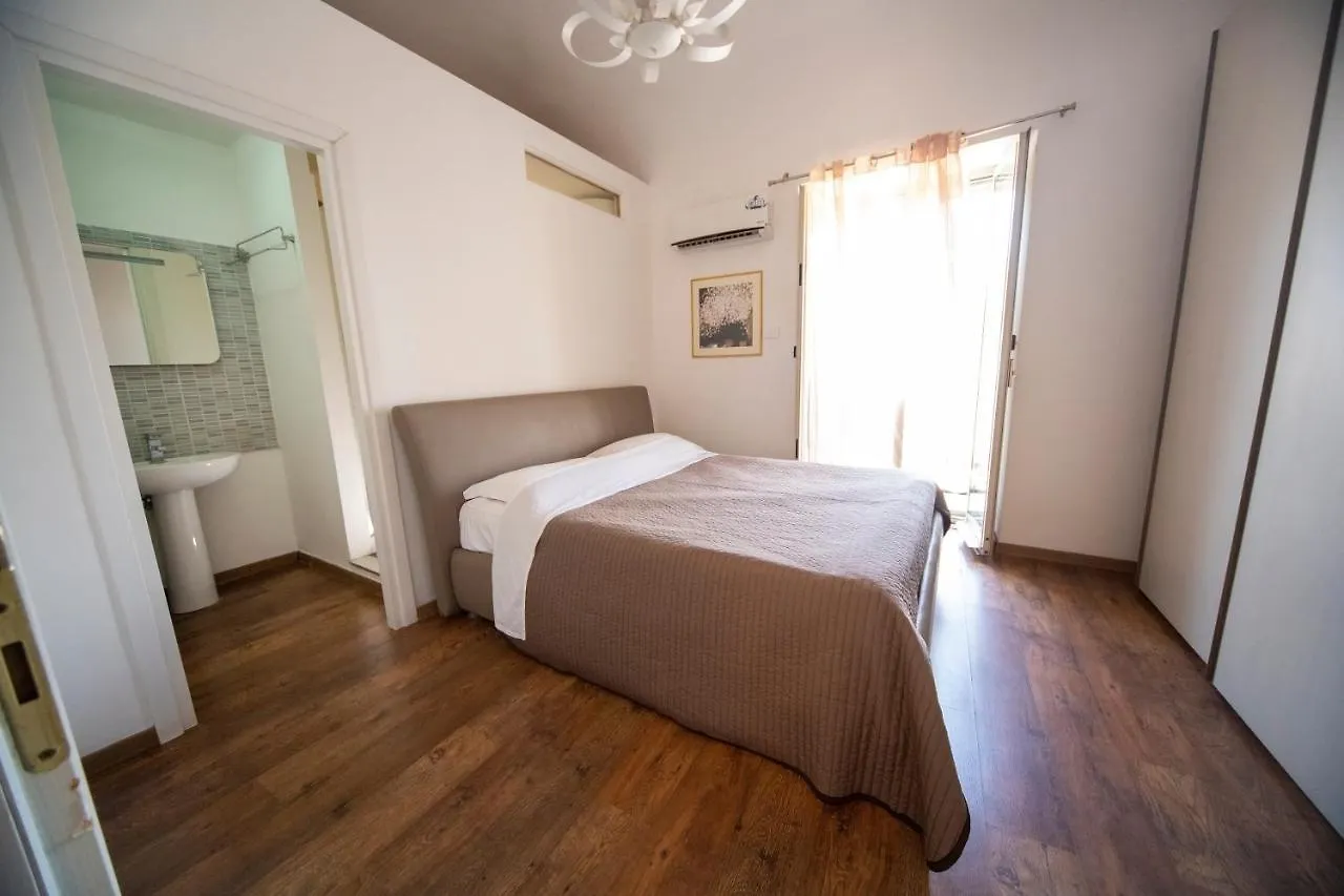 Rooms In Shared Apartment - City Center Catania Affittacamere