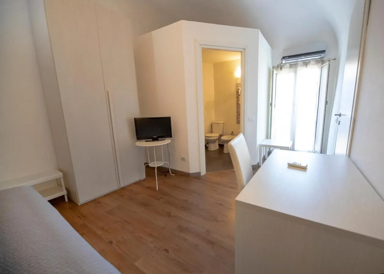 Rooms In Shared Apartment - City Center Catania Affittacamere
